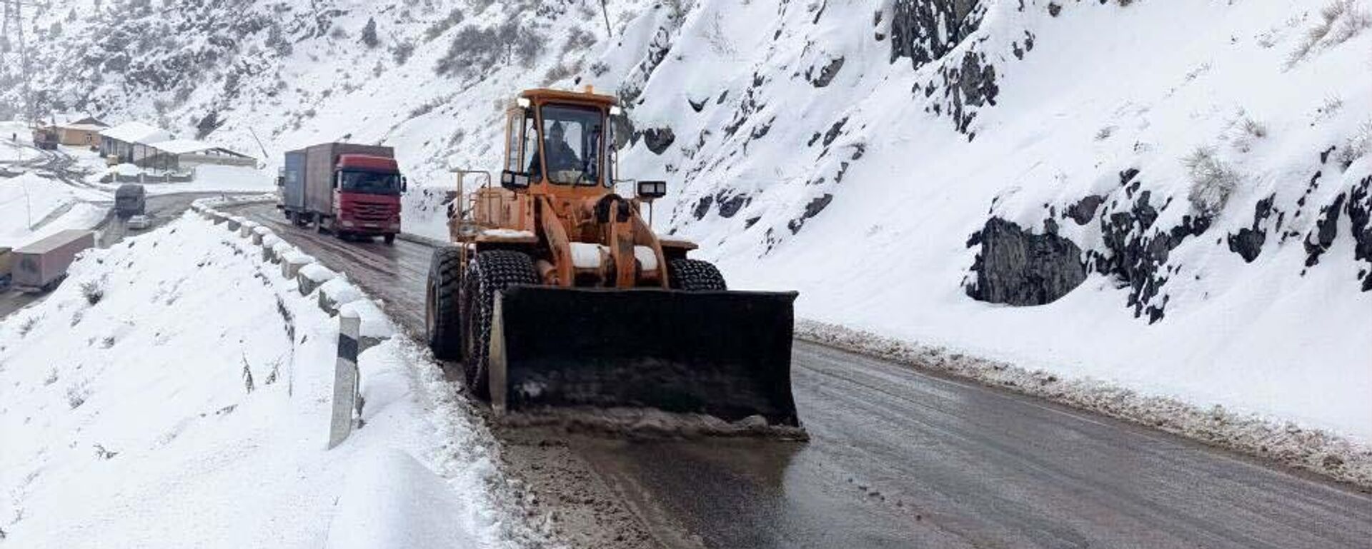 Работы по расчистке лавин на трассе Душанбе-Чанак  - Sputnik Тоҷикистон, 1920, 15.12.2025