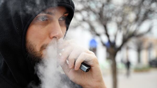 Молодой человек курит вейп - Sputnik Тоҷикистон