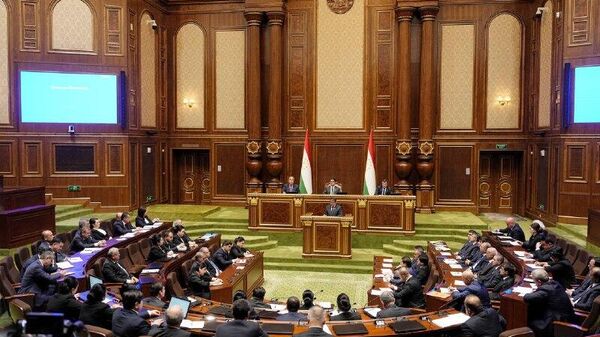 Рустам Эмомалӣ барои манъи истеҳсол, муомилот ва истифодаи сигорҳои электронӣ - вейпҳо дар Тоҷикистон дастур дод - Sputnik Тоҷикистон