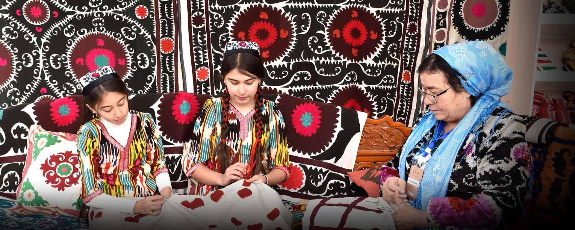 Ҷашнвораи байналмилалии сӯзанӣ дар Панҷакент бошаҳомат доир шуд - Sputnik Тоҷикистон, 1920, 15.12.2025