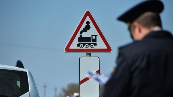 На месте дорожно-транспортного происшествия на железнодорожном переезде. Иллюстративное фото - Sputnik Тоҷикистон