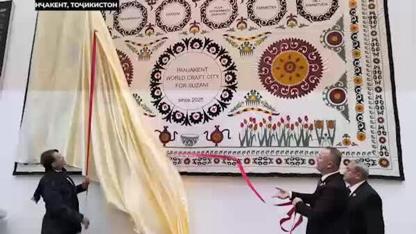 Беш аз 18 ҳунарманди тоҷик бо 5 млн кӯк - задани сӯзану 15 кило ришта дар матои 3 бар 6 метр сӯзаниро пешниҳод карданд - Sputnik Тоҷикистон