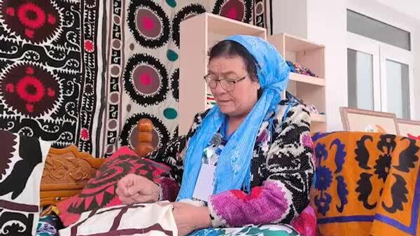 Ҳунар - мерос аз бобою бибӣ: Сӯзанидӯзи тоҷик ҳунари омӯхта аз бибияшро ба наслҳои оянда меомӯзонаду такмил медиҳад - Sputnik Тоҷикистон