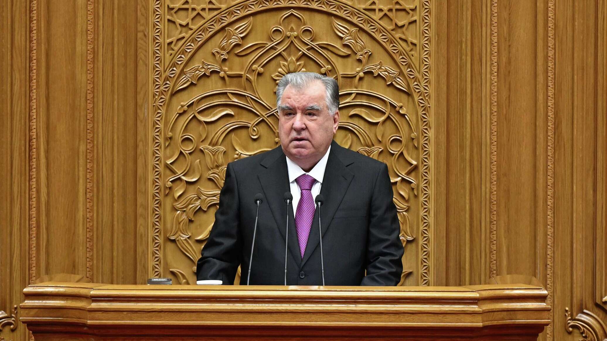 Рахмон призвал уделять больше внимания науке, не отрицая при этом религию