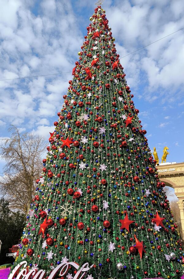 Новогодняя елка в парке Садриддина Айни в Душанбе. - Sputnik Таджикистан