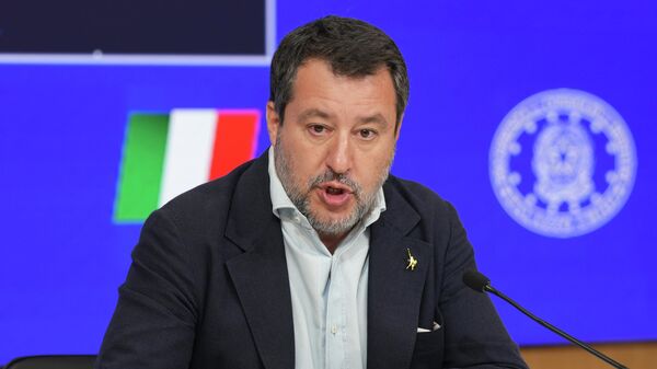 Вице-премьер и министр транспорта Италии Маттео Сальвини во время пресс-конференции в Риме 6 августа 2025 года.  - Sputnik Таджикистан