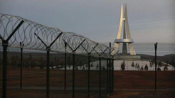Рабочая поездка Камчыбека Ташиева в район стыка границ Кыргызстана, Узбекистана и Таджикистана - Sputnik Тоҷикистон