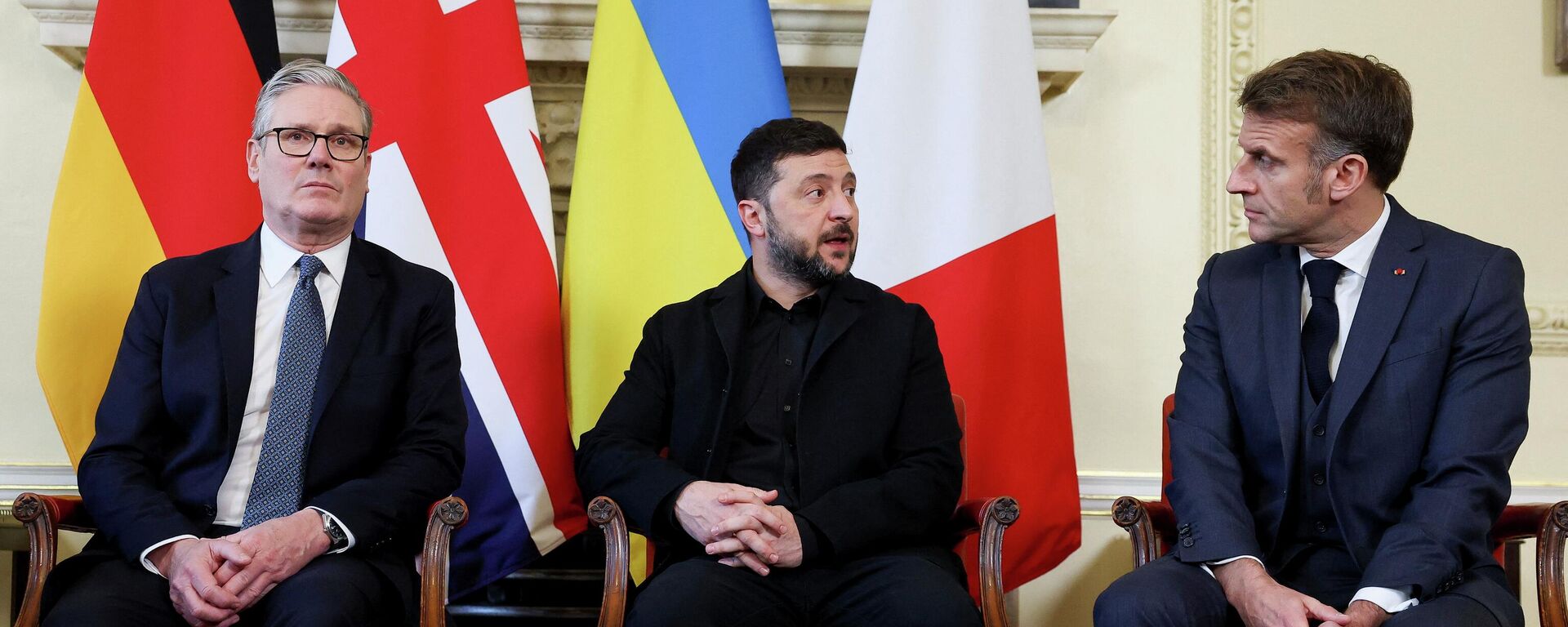 Владимир Зеленский на встрече с премьер-министром Великобритании Киром Стармером, канцлером Германии Фридрихом Мерцем и президентом Франции Эммануэлем Макроном на Даунинг-стрит в Лондоне в понедельник, 8 декабря 2025 года. - Sputnik Таджикистан, 1920, 06.01.2026