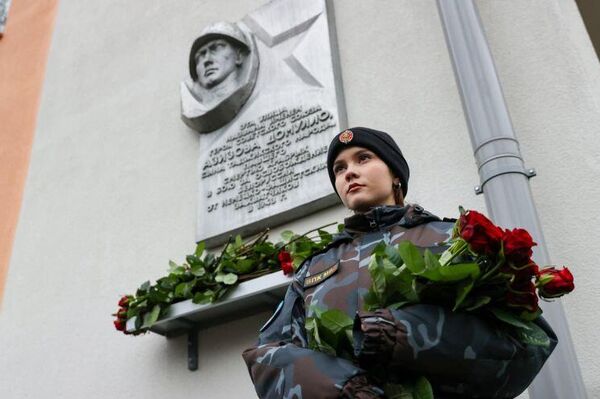 В школе №35 Минска открыли мурал в честь Героя Советского Союза Домулло Азизова - Sputnik Таджикистан