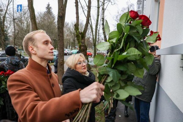 В школе №35 Минска открыли мурал в честь Героя Советского Союза Домулло Азизова - Sputnik Таджикистан