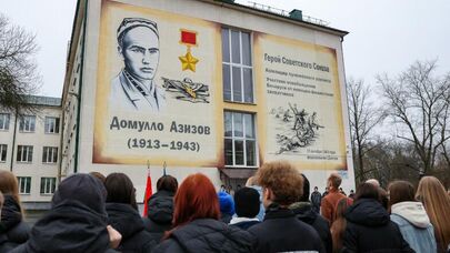 В школе №35 Минска открыли мурал в честь Героя Советского Союза Домулло Азизова