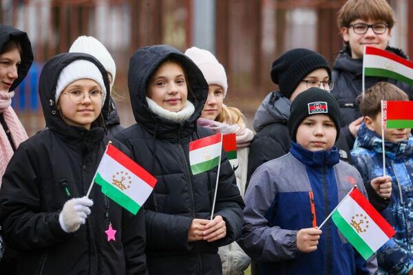 В школе №35 Минска открыли мурал в честь Героя Советского Союза Домулло Азизова - Sputnik Таджикистан