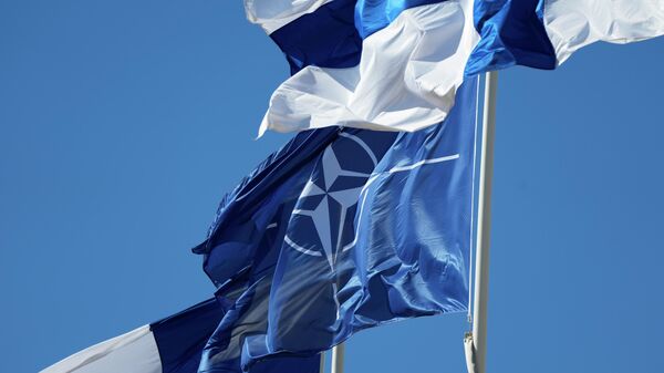 Флаги НАТО и Финляндии перед зданием Министерства иностранных дел в Хельсинки, Финляндия. Архивное фото - Sputnik Таджикистан