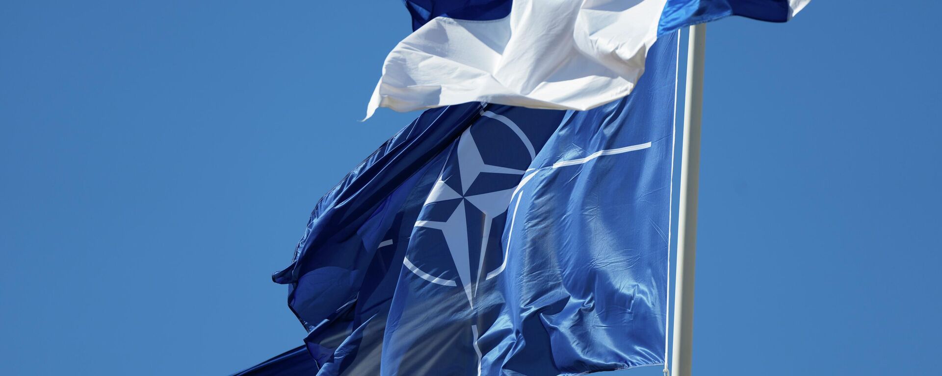 Флаги НАТО и Финляндии перед зданием Министерства иностранных дел в Хельсинки, Финляндия. Архивное фото - Sputnik Таджикистан, 1920, 18.12.2025