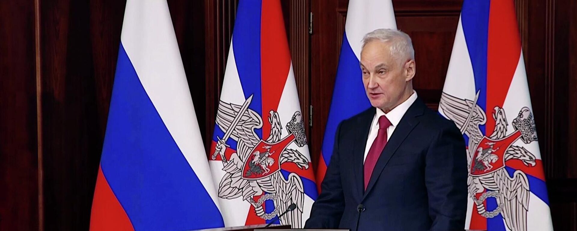 Министр обороны РФ Андрей Белоусов выступает на расширенном заседании коллегии Министерства обороны РФ  - Sputnik Тоҷикистон, 1920, 17.12.2025
