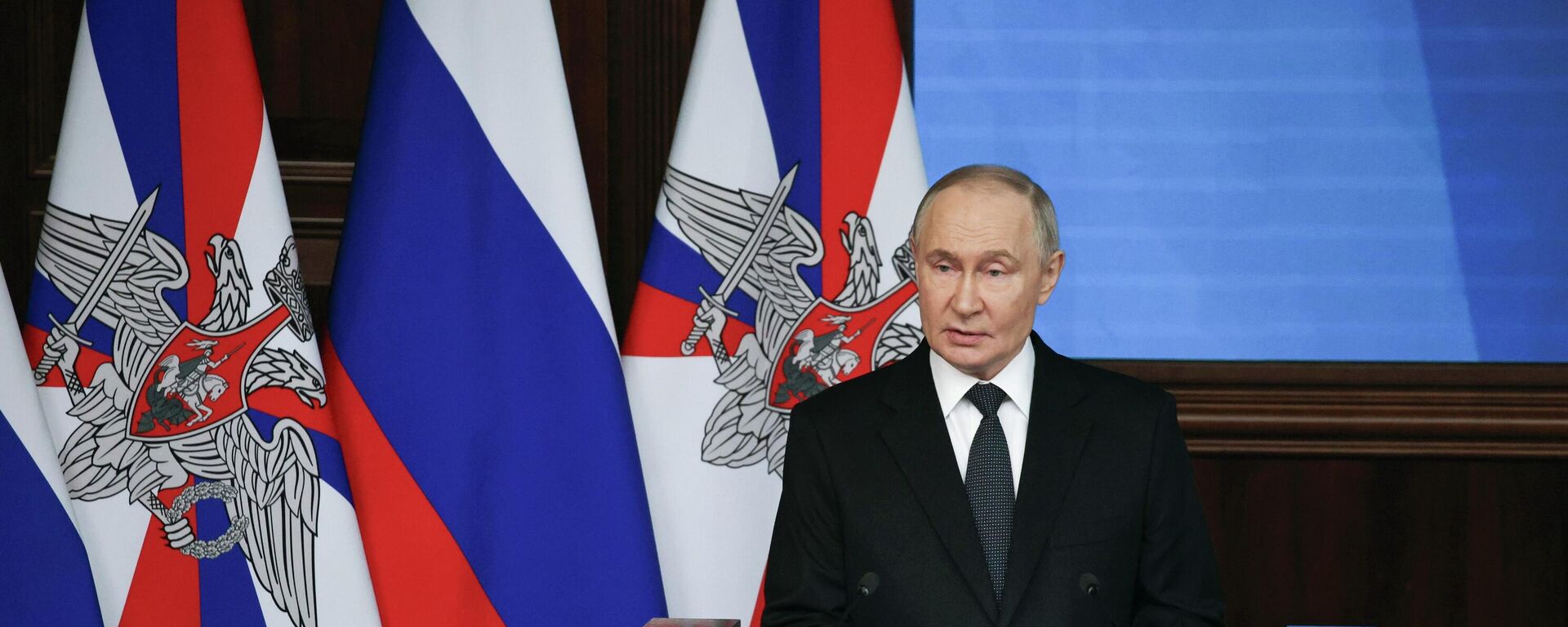 Президент РФ Владимир Путин выступает на расширенном заседании коллегии Министерства обороны РФ. - Sputnik Таджикистан, 1920, 17.12.2025