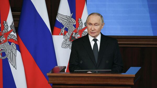 Президент РФ Владимир Путин выступает на расширенном заседании коллегии Министерства обороны РФ. - Sputnik Таджикистан