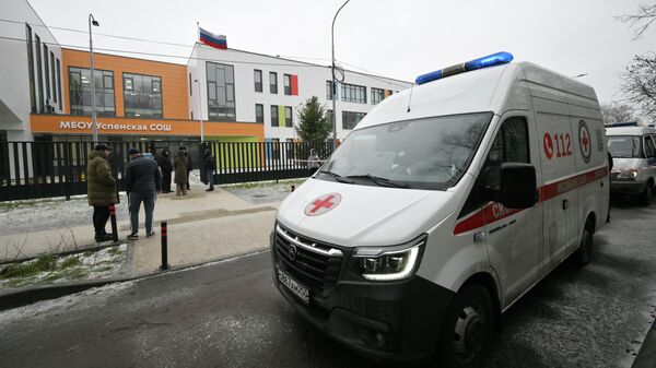 Автомобиль скорой помощи возле Успенской школы в поселке Горки-2 Московской области. В общеобразовательной школе в поселке Горки-2 Одинцовского округа школьник напал с ножом на учеников и охранника. - Sputnik Таджикистан