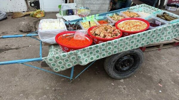 В Душанбе ликвидировали 24 точки продажи: все они торговали возле рынка Сафариён в обход санитарно-гигиенических требований - Sputnik Таджикистан