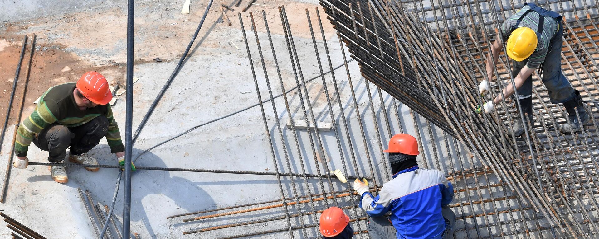 Строители на стройке. Иллюстративное фото - Sputnik Таджикистан, 1920, 02.01.2026