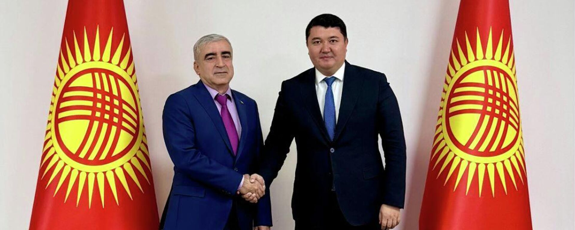 Директор Консульского департамента Министерства иностранных дел Кыргызской Республики Сейтека Жумакадыр уулу с Послом Таджикистан в Кыргызской Республике Назирмадом Ализодой. - Sputnik Таджикистан, 1920, 19.12.2025