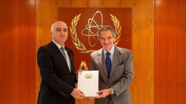 Намояндаи доимии Тоҷикистон Манучеҳр Ҷобир, эътимодномаи худро ба мудири кулли Агентии байналмилалии нерӯи атомӣ Рафаэл Гросси супурд - Sputnik Тоҷикистон