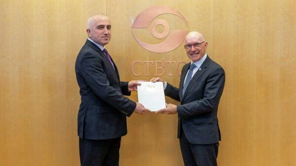 Манучехр Джобир вручил верительные грамоты Роберту Флойду - Sputnik Таджикистан