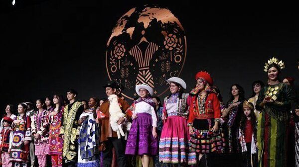 Дурахшону рангоранг: Либоси тоҷикӣ дар намоишгоҳи либосҳо дар Кореяи Ҷанубӣ ба намоиш гузошта шуд - Sputnik Тоҷикистон