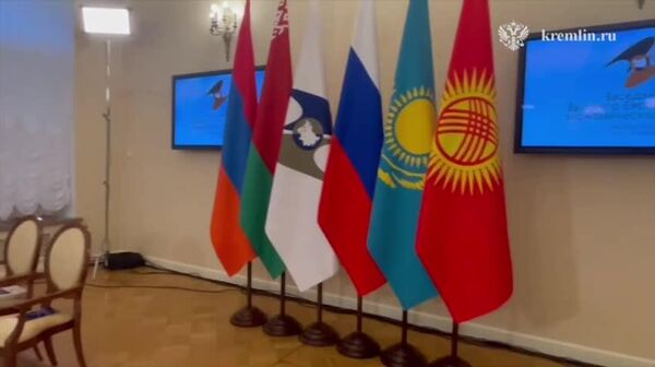 Дар Санкт-Петербург омодагиҳои ниҳоӣ барои ҷаласаи Шӯрои олии иқтисодии АвруОсиё идома доранд, хабар медиҳад Кохи Кремлин - Sputnik Тоҷикистон