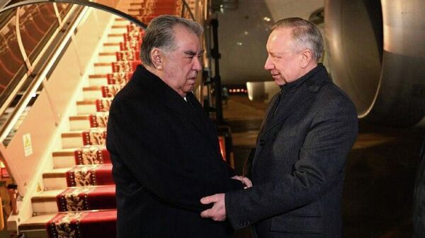 Раҳмон барои нишасти ғайрирасмии ИДМ ба Санкт-Петербург ворид шуд - Sputnik Тоҷикистон