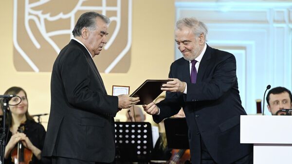 Маросими сарфарозгардонӣ бо Ҷоизаи байналмилалии сулҳи ба номи Лев Толстой - Sputnik Тоҷикистон