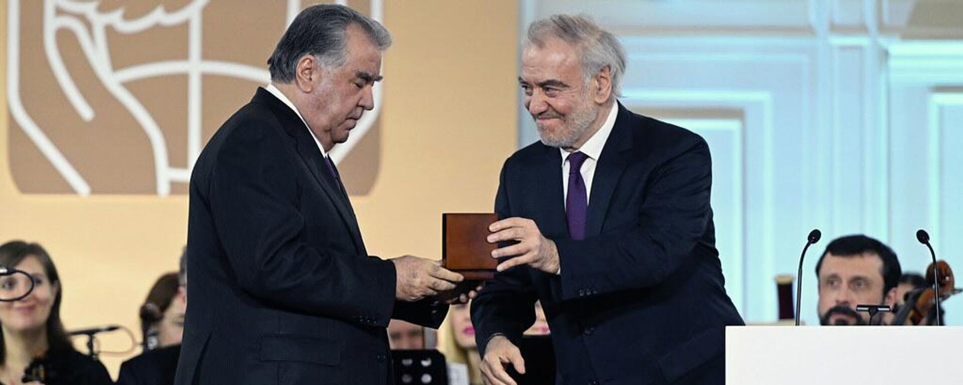 Церемония вручения Международной премии мира имени Льва Толстого. - Sputnik Таджикистан, 1920, 22.12.2025