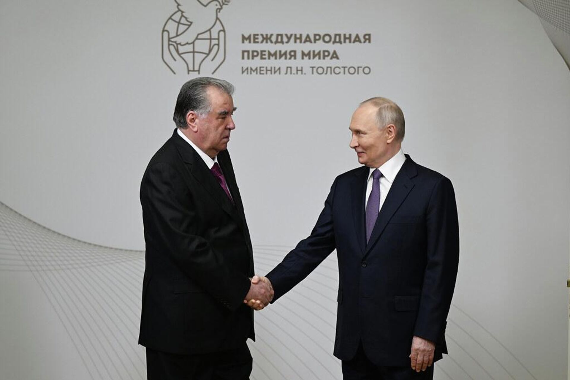 Церемония вручения Международной премии мира имени Льва Толстого. - Sputnik Таджикистан, 1920, 22.12.2025