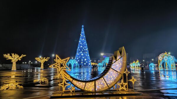 Новогодние украшения на площади Истиклол в Душанбе - Sputnik Тоҷикистон