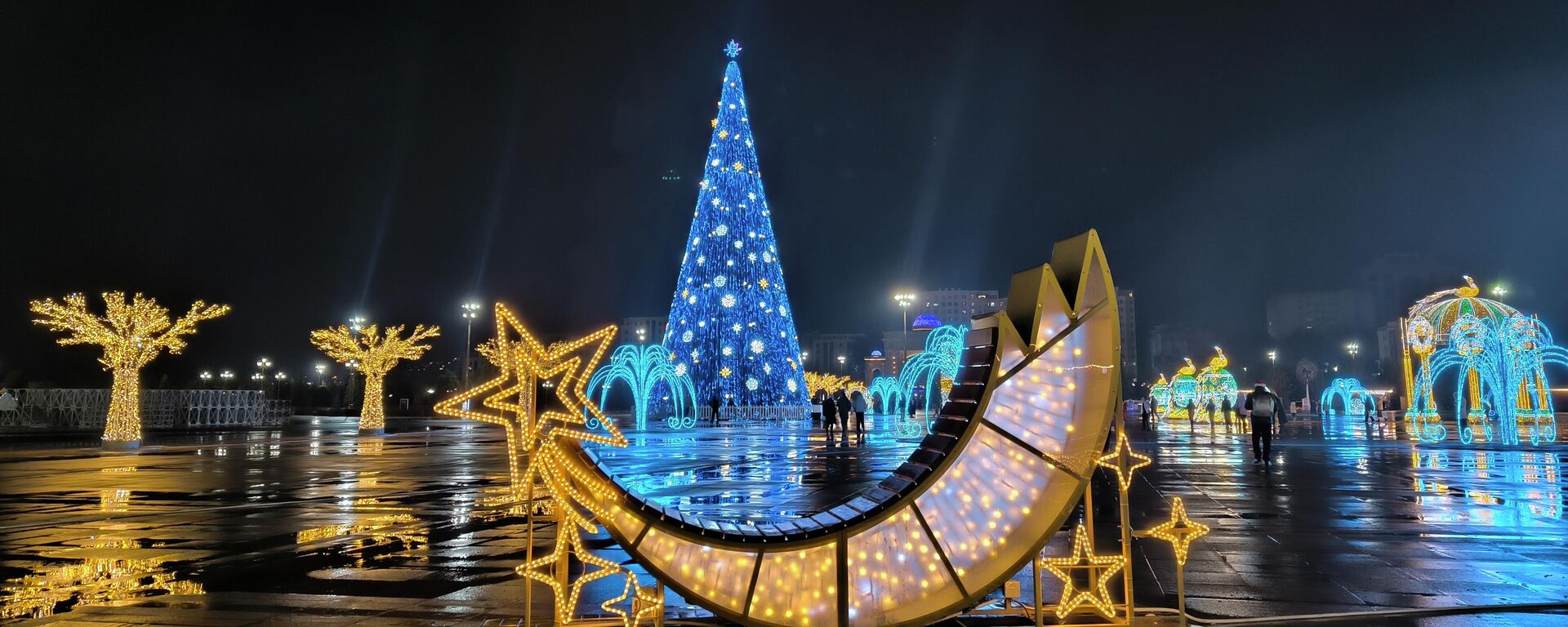 Новогодние украшения на площади Истиклол в Душанбе - Sputnik Тоҷикистон, 1920, 27.12.2025