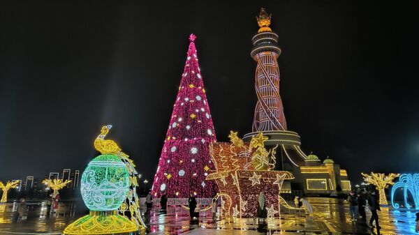 Новогодние украшения на площади Истиклол в Душанбе  - Sputnik Таджикистан