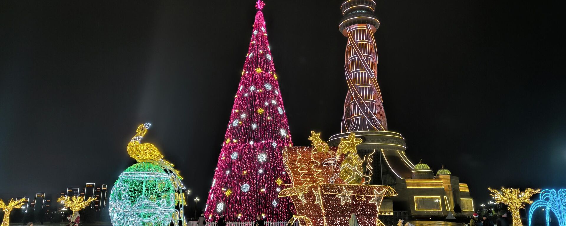 Новогодние украшения на площади Истиклол в Душанбе  - Sputnik Таджикистан, 1920, 30.12.2025