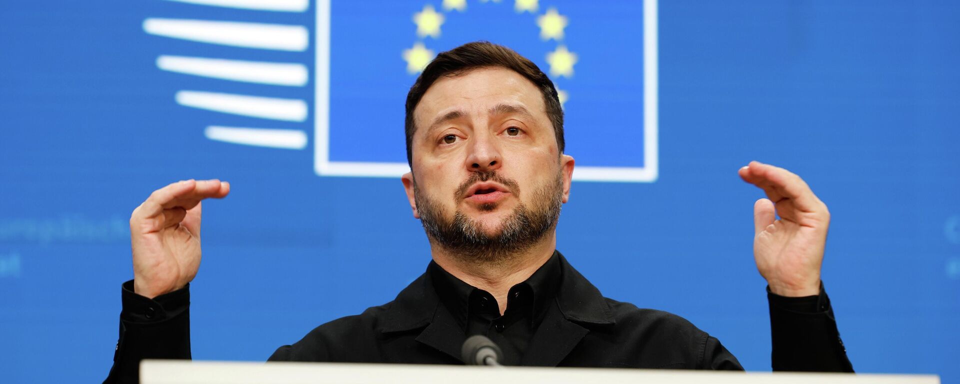 Владимир Зеленский выступает на пресс-конференции в рамках саммита ЕС в Брюсселе в четверг, 18 декабря 2025 года.  - Sputnik Тоҷикистон, 1920, 22.12.2025