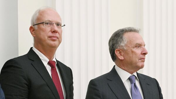 Генеральный директор Российского фонда прямых инвестиций (РФПИ), cпециальный представитель президента РФ по инвестиционно-экономическому сотрудничеству с зарубежными странами Кирилл Дмитриев (слева) и спецпосланник президента США Стивен Уиткофф перед началом встречи с президентом РФ Владимиром Путиным. 
 - Sputnik Тоҷикистон