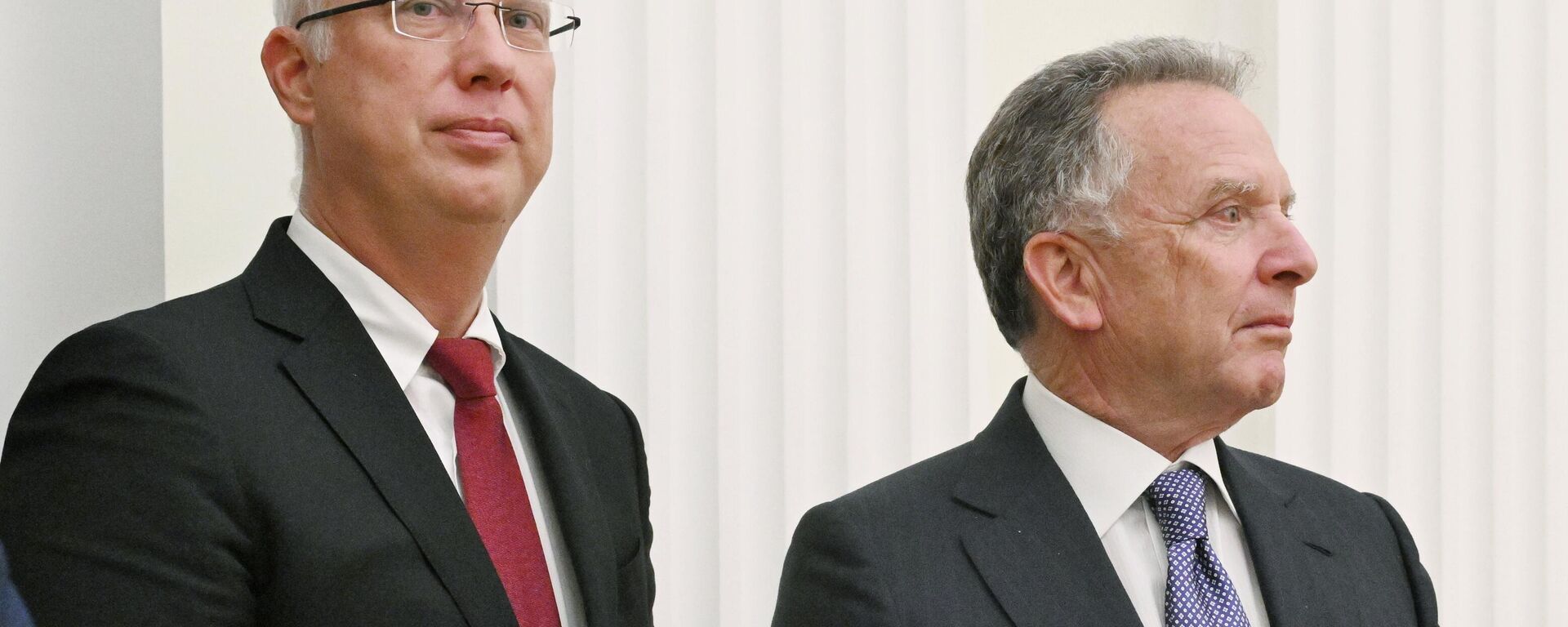 Генеральный директор Российского фонда прямых инвестиций (РФПИ), cпециальный представитель президента РФ по инвестиционно-экономическому сотрудничеству с зарубежными странами Кирилл Дмитриев (слева) и спецпосланник президента США Стивен Уиткофф перед началом встречи с президентом РФ Владимиром Путиным. 
 - Sputnik Тоҷикистон, 1920, 22.12.2025