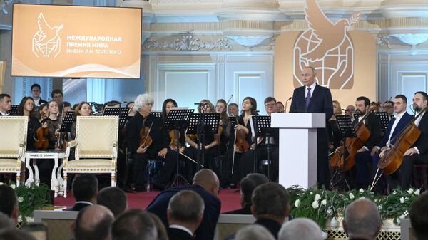 Президент РФ Владимир Путин на церемонии церемонии вручения Международной премии мира имени Л.Н.Толстого лидерам стран – членов СНГ в Санкт-Петербургской государственной консерватории имени Н.А. Римского-Корсакова.  - Sputnik Тоҷикистон