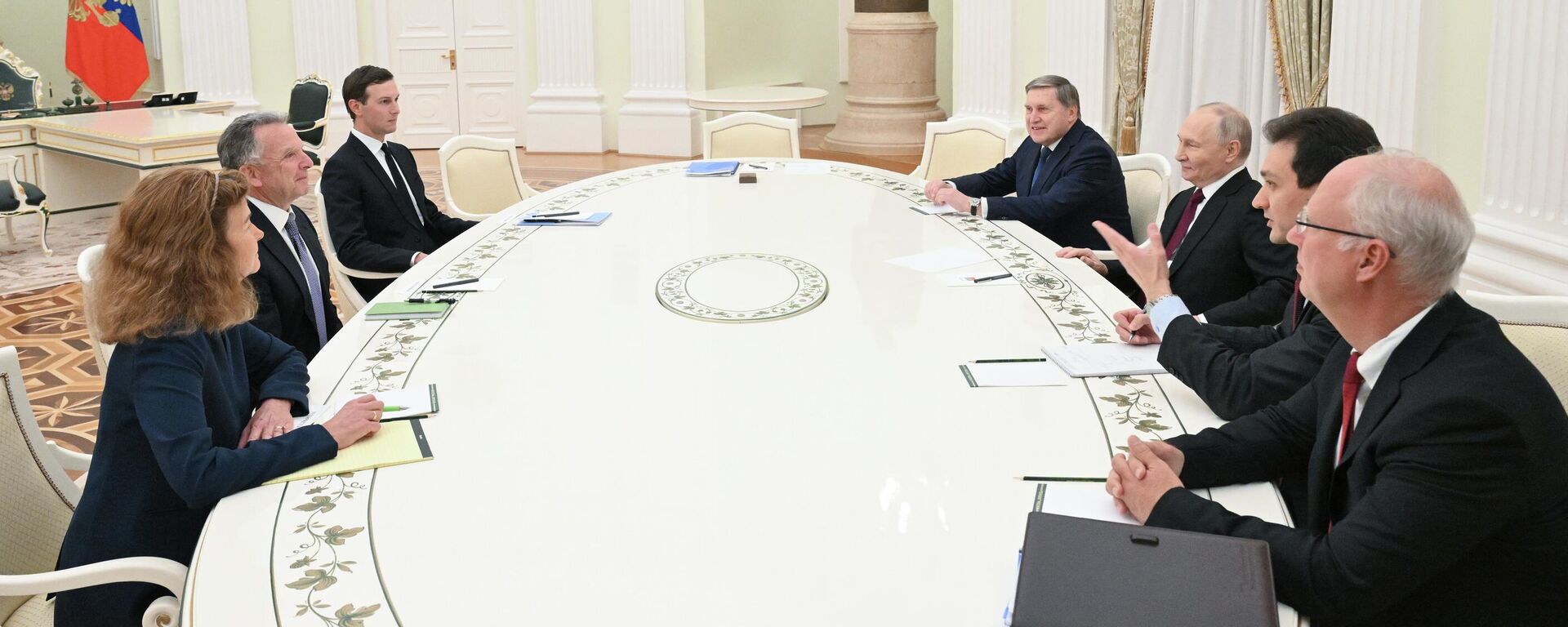 Президент РФ Владимир Путин и спецпосланник президента США Стивен Уиткофф (второй слева) во время встречи.  - Sputnik Таджикистан, 1920, 22.12.2025