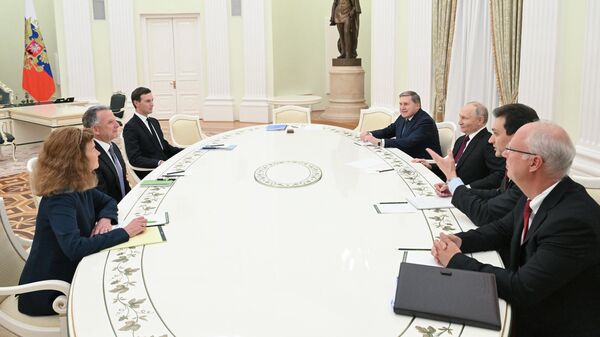Президент РФ Владимир Путин и спецпосланник президента США Стивен Уиткофф (второй слева) во время встречи.  - Sputnik Таджикистан