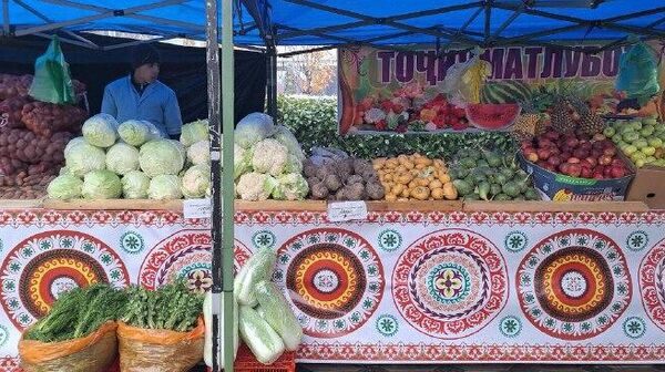 Дар Душанбе ярмаркаҳои анъанавии пеш аз Соли нав оғоз шуд - Sputnik Тоҷикистон