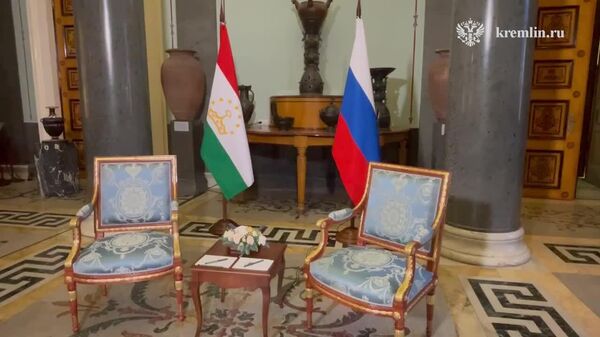 В Санкт-Петербурге уже все готово для двусторонней встречи Владимира Путина и Эмомали Рахмона: журналисты в ожидании лидеров России и Таджикистана, передает Кремль - Sputnik Таджикистан