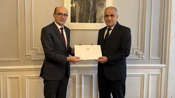 Посол Таджикистана вручил верительные грамоты замдиректора госпротокола Франции - Sputnik Таджикистан