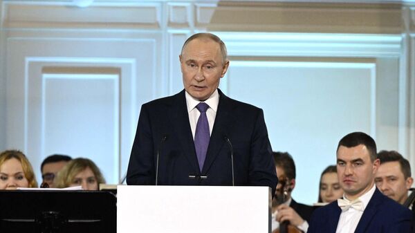 Президент РФ Владимир Путин на церемонии церемонии вручения Международной премии мира имени Л.Н.Толстого лидерам стран – членов СНГ в Санкт-Петербургской государственной консерватории имени Н.А. Римского-Корсакова.  - Sputnik Таджикистан
