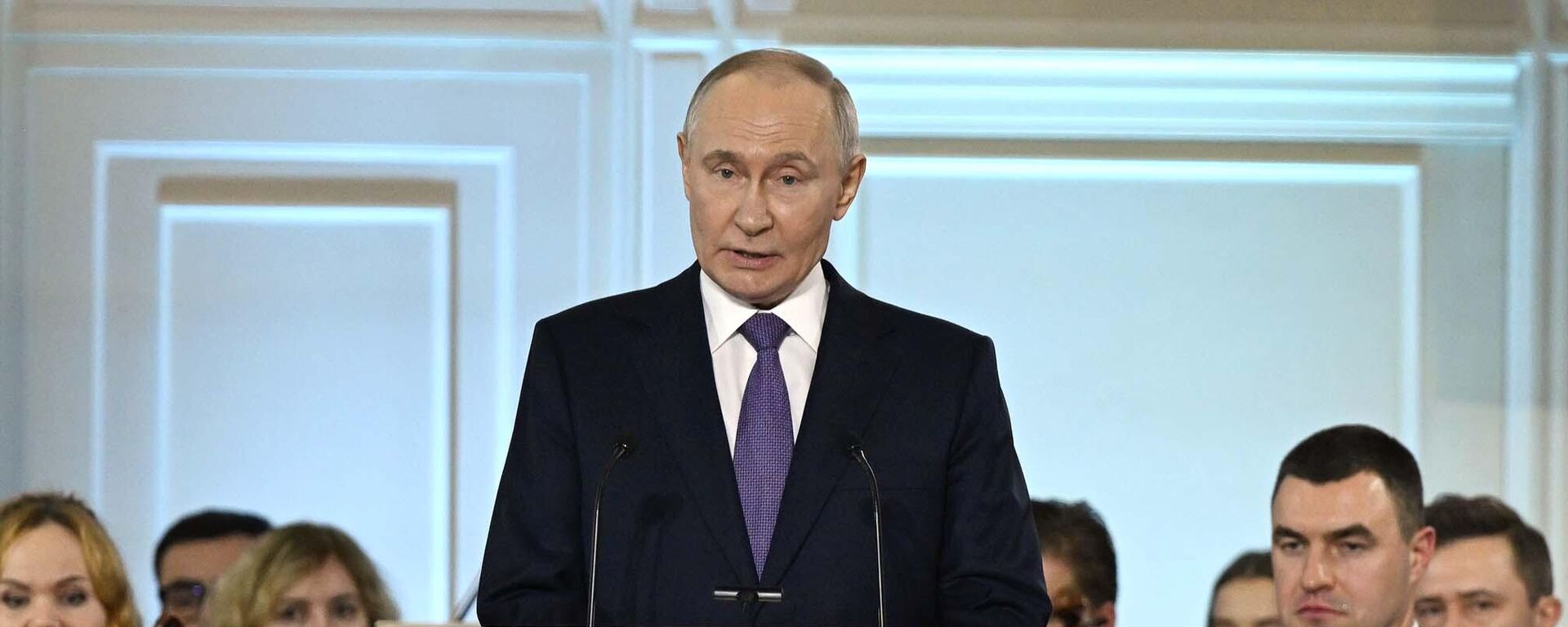 Президент РФ Владимир Путин на церемонии церемонии вручения Международной премии мира имени Л.Н.Толстого лидерам стран – членов СНГ в Санкт-Петербургской государственной консерватории имени Н.А. Римского-Корсакова.  - Sputnik Таджикистан, 1920, 23.12.2025