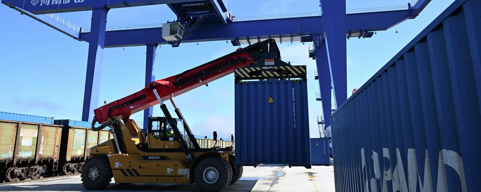 Контейнерная площадка на территории мультимодального транспортно-логистического центра Артем в Приморском крае.  - Sputnik Тоҷикистон, 1920, 24.12.2025