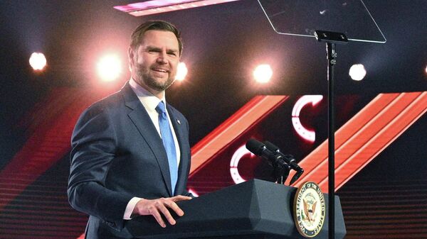 Вице-президент США Джей Ди Вэнс выступает на мероприятии AmericaFest 2025 организации Turning Point USA в воскресенье, 21 декабря 2025 года, в Финиксе. - Sputnik Таджикистан
